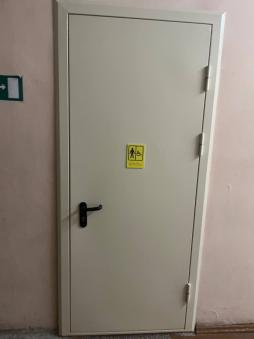 Мужской туалет для инвалидов и лиц с ОВЗ расположенный на 1 этаже.